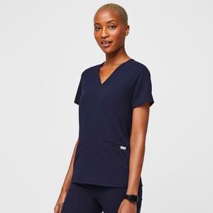 FIGS Casma 3 pocket scrub top
